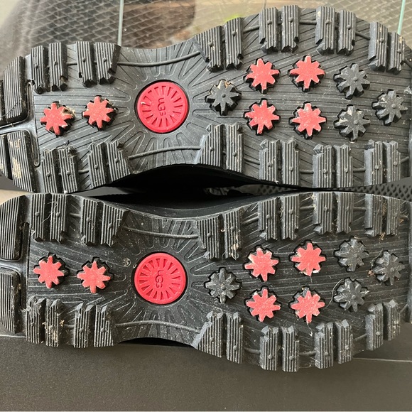 Men’s Uggs black winter boots with laces and zipper - Picture 2 of 5